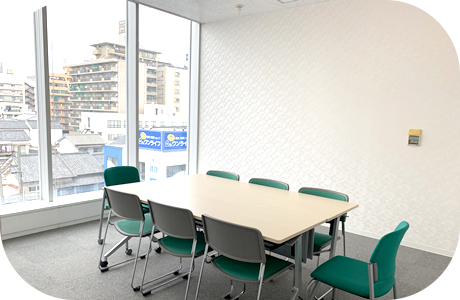 ８名部屋・中スペース・会議配置（窓）