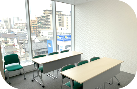 ８名部屋・中スペース・セミナー配置（窓）